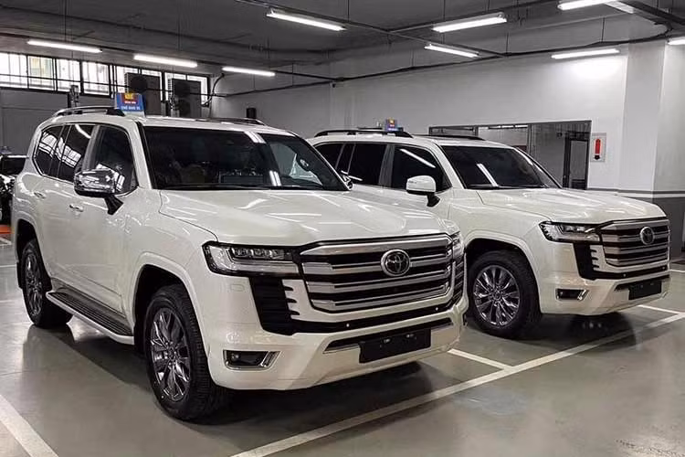 Toyota Land Cruiser bán ra 47 xe ﻿Vị trí thứ bảy thuộc về Toyota Land Cruiser với 47 xe trong tháng 5, gần như đi ngang so với mức 48 xe của tháng 4, tương đương mức giảm 2%. Lũy kế 5 tháng đầu năm 2026 đạt 308 xe. Tương tự Prado hay Alphard, Land Cruiser không "ế", mà do nguồn cung toàn cầu luôn trong tình trạng thiếu hụt trầm trọng.