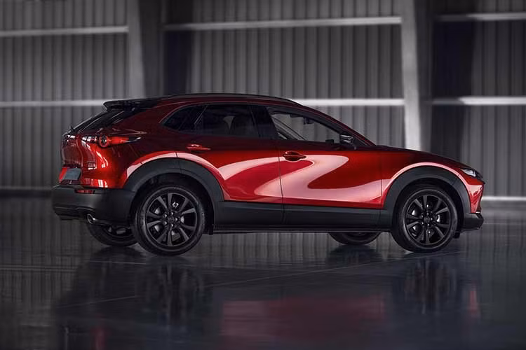 Mazda CX-30 tại châu Âu tiếp tục sử dụng các động cơ hút khí tự nhiên tích hợp công nghệ mild-hybrid. Danh mục động cơ gồm máy xăng e-Skyactiv G 2.5L công suất 138 mã lực và e-Skyactiv X 2.0L công suất 183 mã lực. Phần lớn các phiên bản sử dụng hệ dẫn động cầu trước, trong khi động cơ mạnh hơn có thể kết hợp với hệ dẫn động bốn bánh i-Activ AWD.