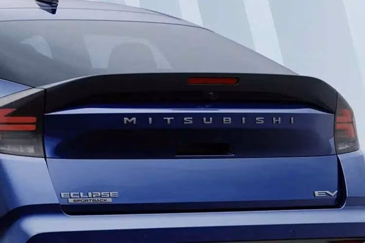 Trong khi đó, cụm đèn pha LED của Mitsubishi Eclipse 2027 mới trông gần như giống hệt loại dùng cho mẫu xe điện nhà Nissan. Điểm khác biệt duy nhất là hai cụm đèn pha không được nối với nhau bằng một dải ốp màu đen như Nissan Leaf.