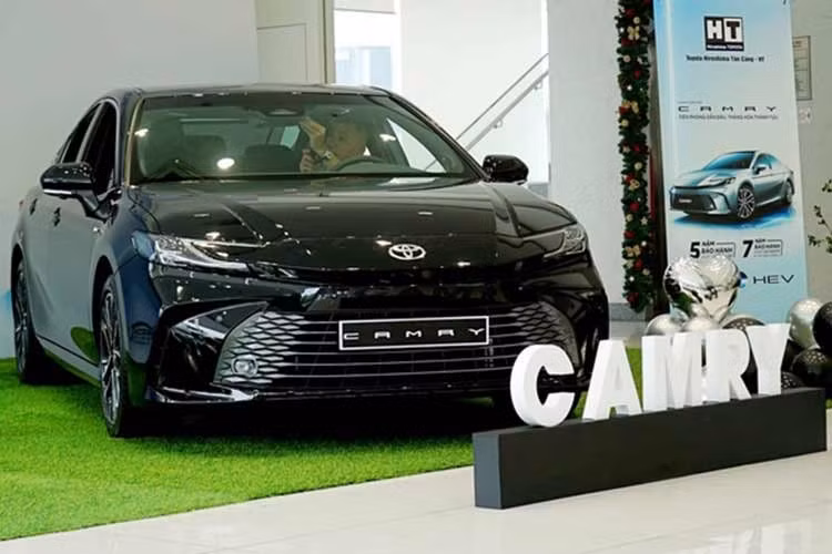 Toyota Camry bán ra 31 xe ﻿Toyota Camry chính là "cú sốc" lớn nhất trong bảng danh sách xe bán chậm tháng 5 vừa qua. Từ doanh số 137 xe trong tháng 4, mẫu sedan cỡ D của Toyota bất ngờ lao dốc không phanh xuống chỉ còn 31 chiếc trong tháng 5, tương đương mức giảm rớt thảm 77,4%. Lũy kế 5 tháng đầu năm, Camry đạt 389 chiếc.