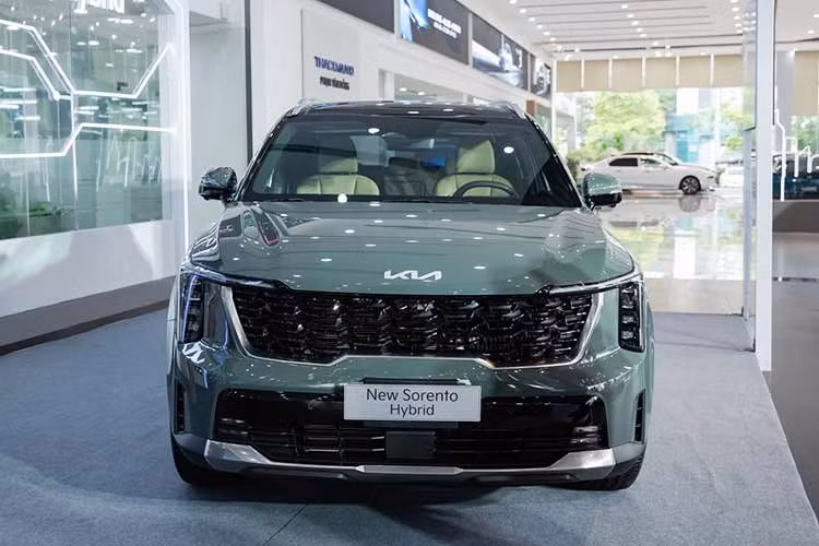 New Sorento Hybrid mới sở hữu mâm kích cỡ 19 inch kiểu mới với thiết kế đa chấu thể thao kết hợp cùng cản trước viền chrome mạnh mẽ, đậm chất SUV, đáp ứng nhu cầu di chuyển đa dạng địa hình của khách hàng, phục vụ công việc hàng ngày và những chuyến du lịch cùng gia đình vào cuối tuần.