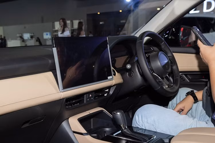 Mazda cũng loại bỏ núm xoay điều khiển trung tâm quen thuộc để nhường chỗ cho sạc không dây. Hệ thống giải trí mới được xây dựng trên nền tảng Android Automotive OS, tích hợp nhiều dịch vụ của Google nhằm nâng cao trải nghiệm kết nối cho người dùng.