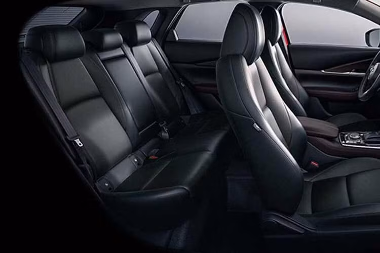 Trong khi đó, phiên bản Makoto được xem là biến thể tương đương với Aire Edition tại Mỹ nhưng sở hữu nhiều trang bị cao cấp hơn. Xe được trang bị đèn Matrix LED, mâm hợp kim 18 inch cùng nhiều chi tiết ngoại thất sơn đen. Nội thất nổi bật với ghế bọc da nhân tạo màu xám sáng, các mảng ốp giả da lộn và nhiều chi tiết hoàn thiện cao cấp hơn.