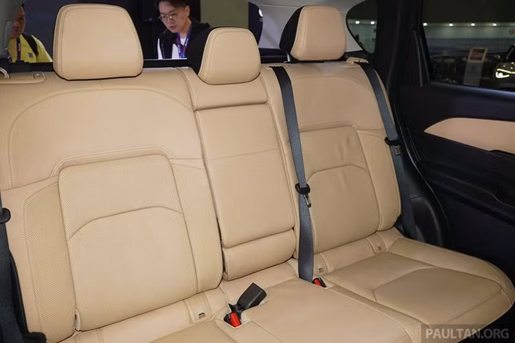 Mazda cũng cho biết CX-5 thế hệ mới được nâng cấp hệ thống phanh điện tử mới cùng nhiều tinh chỉnh ở khung gầm và hệ thống treo nhằm cải thiện khả năng vận hành cũng như độ êm ái. Phiên bản trưng bày sở hữu hệ dẫn động bốn bánh AWD, tuy nhiên cấu hình chính thức có thể thay đổi khi xe được mở bán.