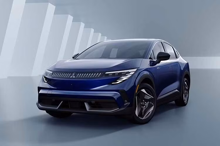 Bên ngoài, Eclipse Sport 2027 mới trông chẳng khác nào Nissan Leaf mang logo Mitsubishi. Tất nhiên, Eclipse Sportback vẫn có một số chi tiết được thiết kế lại, thể hiện rõ qua khu vực đầu xe. Tại đây, xe sử dụng lưới tản nhiệt khác biệt cùng các hốc gió nằm ngang với các chi tiết khí động học trên cản trước.