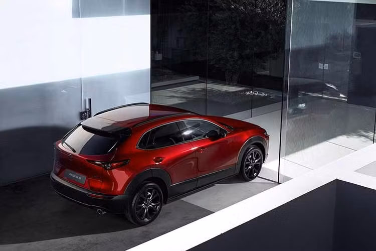 Ngoài hai phiên bản mới, Mazda cũng nâng cấp toàn bộ dải sản phẩm. Phiên bản Prime-Line được bổ sung đèn LED định vị mới và các chi tiết trang trí màu đen. Centre-Line có thêm hệ thống đèn chiếu sáng khu vực bệ trung tâm, trong khi Exclusive-Line được trang bị camera 360 độ và giá nóc màu bạc. Phiên bản cao cấp nhất Takumi nay có thêm ghế trước tích hợp chức năng làm mát.