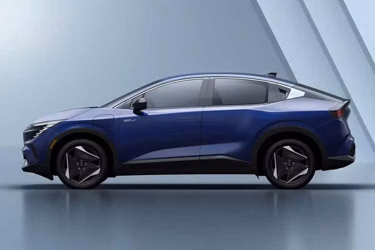Đáng tiếc là Eclipse Sport 2027 chạy điện không do Mitsubishi tự mình phát triển. Thay vào đó, bên dưới logo ba viên kim cương của Mitsubishi chỉ là Nissan Leaf thế hệ mới với một số thay đổi nhẹ về thiết kế. Vì vậy, những ai vẫn chờ đợi một người kế nhiệm thực thụ của Mitsubishi Eclipse nguyên bản có lẽ sẽ phải thất vọng.