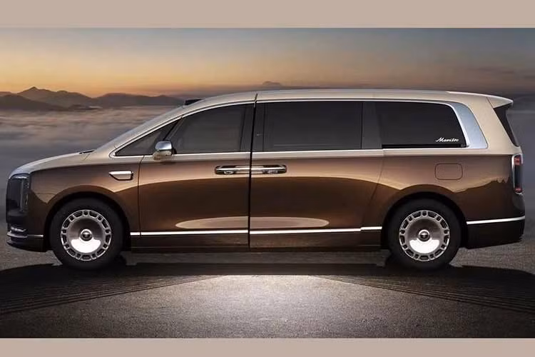Không phải là một chiếc MPV thông thường dành cho việc đưa đón học sinh, Maextro V800 thừa hưởng nhiều chi tiết thiết kế từ đàn anh S800. Trong đó, phần đầu xe nổi bật với cụm đèn LED cỡ lớn kéo dài theo chiều dọc. Lưới tản nhiệt truyền thống đã bị loại bỏ, thay thế bằng logo cỡ lớn đặt giữa mặt trước. Tương tự nhiều mẫu xe sang Trung Quốc hiện nay, Maextro V800 cũng sử dụng cách phối hai tông vàng và nâu, kết hợp nhiều chi tiết mạ crôm.