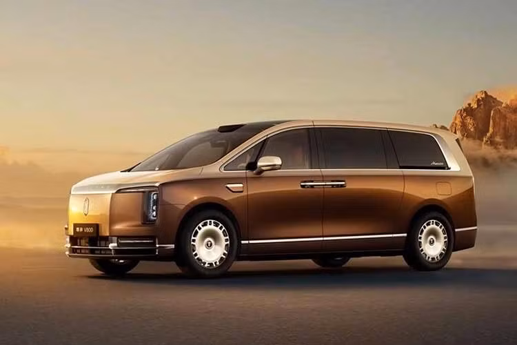 Thương hiệu xe sang non trẻ Maextro của Trung Quốc đã gây nhiều chú ý cách đây vài năm với mẫu sedan cỡ lớn S800. Mẫu sedan siêu sang này được định vị như đối thủ của Mercedes-Maybach nhưng có giá bán thấp hơn đáng kể. Chiến lược này đã thành công rực rỡ khi Maextro S800 trở thành một hiện tượng doanh số.