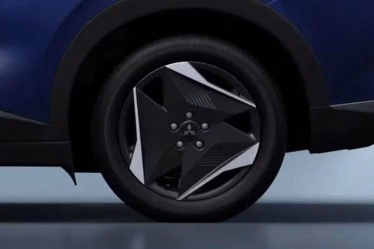 Thiết kế thân xe cũng gần như không thay đổi, tiếp tục duy trì kiểu dáng SUV mượt mà của Nissan Leaf. Xe được bổ sung logo EV mới trên cửa trước cùng các chi tiết mạ crôm quanh cửa sổ và trên bộ ốp khí động học của mâm 18 inch 3 chấu. Bộ mâm này được lấy từ Nissan Leaf phiên bản S+.
