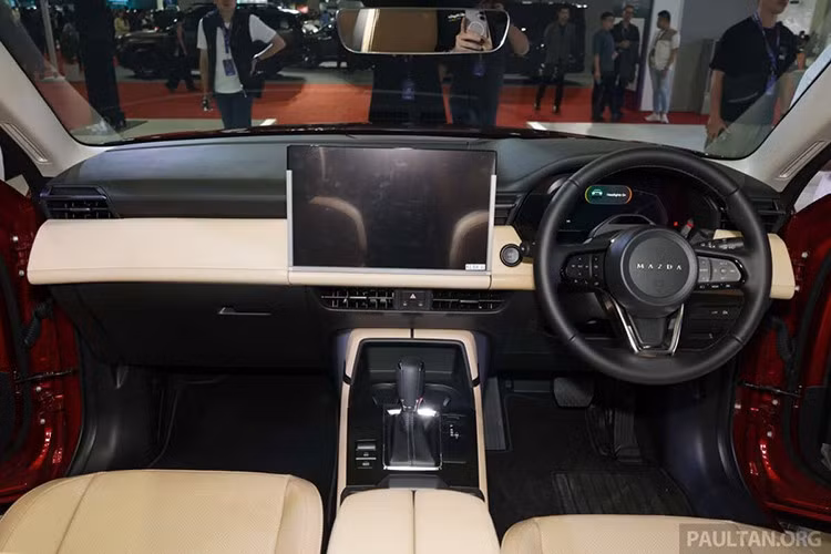 Bên trong khoang lái, CX-5 thế hệ mới theo đuổi xu hướng tối giản với phần lớn các chức năng được tích hợp lên màn hình trung tâm. Tùy phiên bản, xe được trang bị màn hình giải trí kích thước 12,9 inch hoặc 15,6 inch, kết hợp bảng đồng hồ kỹ thuật số 10,25 inch.