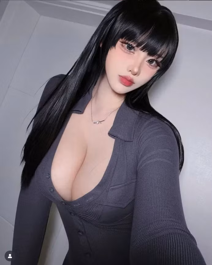 Nữ coser này chọn một tạo hình gợi cảm nhưng không khoe mẽ, thể hiện được khí chất vừa ngây thơ vừa quyến rũ, vốn là điều mà các fan Trung Quốc vô cùng yêu thích.