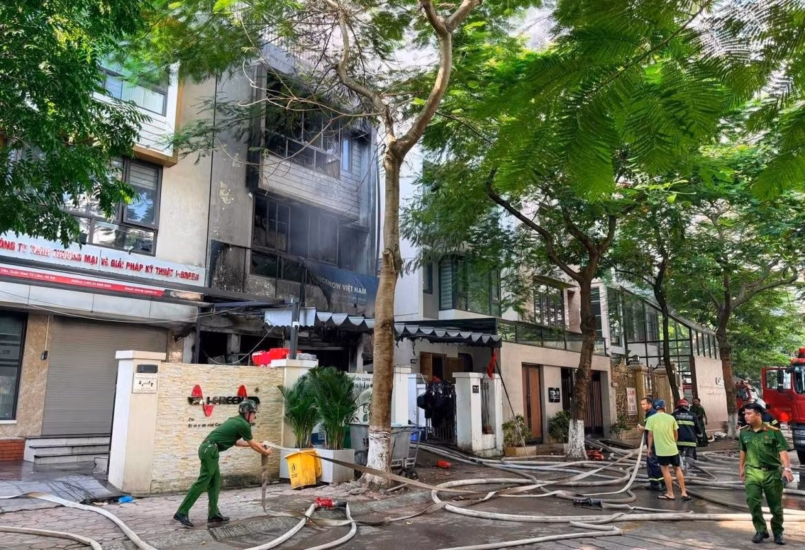 Lực lượng chức năng xử lý vụ cháy (Ảnh: Đ. H)