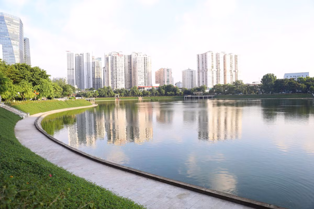 Bao quanh hồ là hệ thống cây xanh và các tuyến đường dạo, tạo nên cảnh quan hài hòa giữa mặt nước và những công trình xây dựng hiện đại. Cây xanh góp phần tạo bóng mát, cải thiện vi khí hậu và nâng cao chất lượng không gian công cộng, mang đến cho người dân thêm lựa chọn thư giãn ngoài trời.