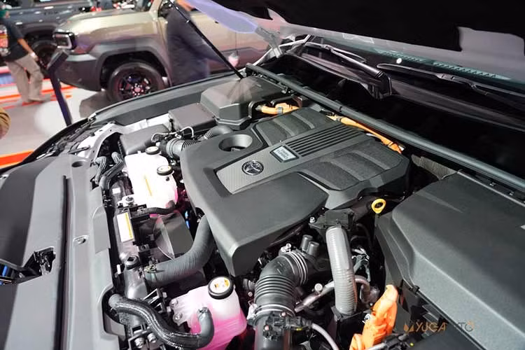Tại các thị trường quốc tế, Land Cruiser Hybrid còn được tích hợp nhiều công nghệ hỗ trợ off-road như hệ thống lựa chọn địa hình tự động Auto Multi-Terrain Select. Hệ thống này có khả năng nhận diện các điều kiện vận hành như cát, bùn, đá hoặc đường đất để tự động điều chỉnh các thông số phù hợp. Bên cạnh đó là màn hình Multi-Terrain Monitor hỗ trợ quan sát địa hình xung quanh xe.