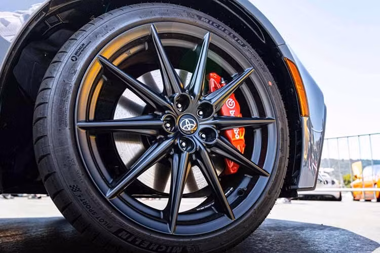 Tuy nhiên, cách mô-men xoắn được truyền tải đã được điều chỉnh. Toyota cho biết các kỹ sư của hãng đã tinh chỉnh chân ga nhằm mang lại phản hồi mượt mà và tuyến tính hơn. Ngoài ra, phần vát của cơ cấu khóa liên động cần số giữa số 4 và số 5 đã được mở rộng thêm khoảng 0,5 mm để cải thiện cảm giác sang số.