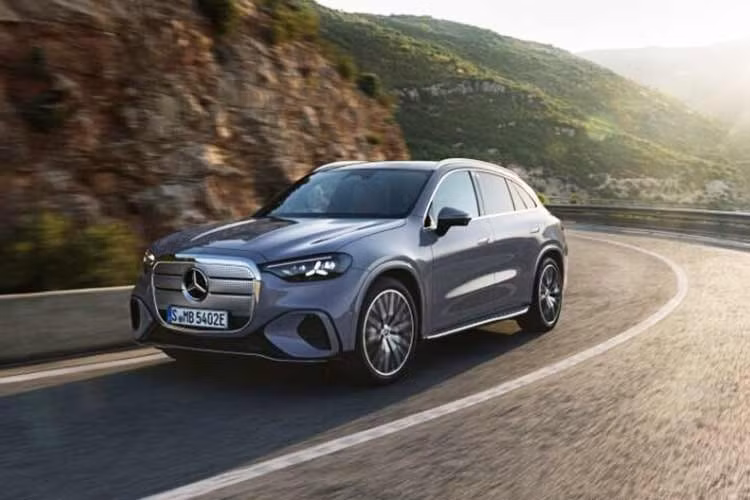 Tại thị trường Trung Quốc, giá xe Mercedes-Benz GLC EV 2026 bản thuần điện bán ra khởi điểm từ 349.000 nhân dân tệ (tương đương 1,35 tỷ đồng). Trong vòng 12 tháng qua, doanh số của Mercedes-Benz tại Trung Quốc liên tục giảm theo năm, nhưng mẫu GLC điện mới hứa hẹn tạo ra cú hích mới cho thương hiệu trong phân khúc SUV điện.