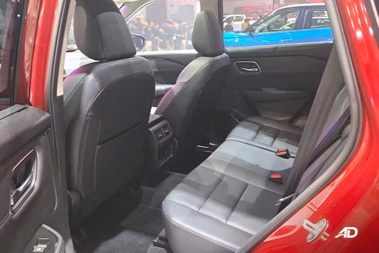 Hệ dẫn động bốn bánh e-4ORCE trên X-Trail 2026 được tạo thành từ hai mô tơ điện. Ở phía trước là mô tơ BM46 cho công suất 204 PS (201 hp hoặc 150 kW) và mô-men xoắn 330 Nm. Ở phía sau là mô tơ MM48 với thông số 136 PS (134 hp hoặc 100 kW) và 195 Nm.