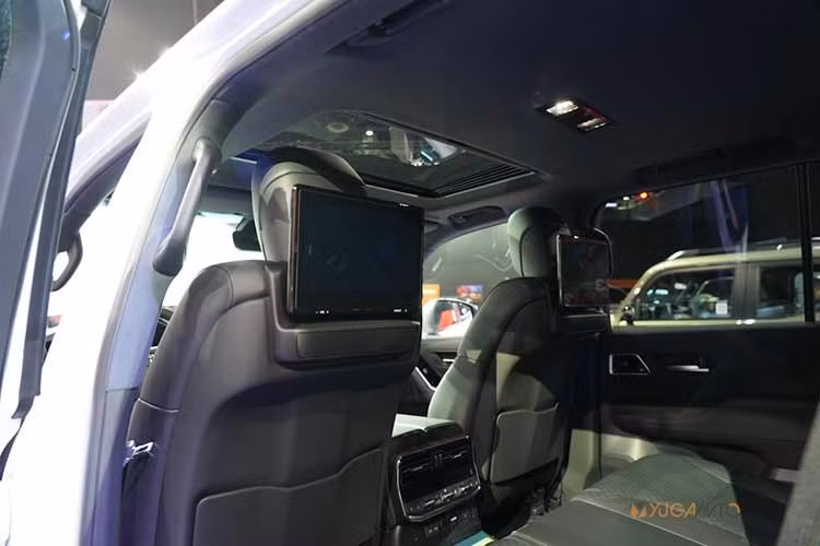 Nội thất Land Cruiser Hybrid được nâng cấp với ghế da chỉnh điện 8 hướng có chức năng nhớ, cụm đồng hồ kỹ thuật số 12,3 inch, màn hình giải trí 12,3 inch tích hợp Apple CarPlay và Android Auto không dây, cùng hệ thống âm thanh 14 loa JBL. Hệ thống Toyota Safety Sense 3.0 cũng được trang bị tiêu chuẩn.