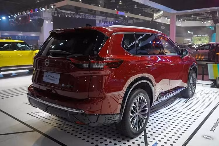 Xe có các tùy chọn màu sắc Sahara Dune Metallic, Cardinal Red Metallic, Everest White và Stealthy Pearl Gray. Nissan còn tung phiên bản đặc biệt kết hợp các màu Everest White, Stealth Pearl Gray và Sahara Dune Metallic với nóc đen, giới hạn 100 chiếc và có giá cao hơn.
