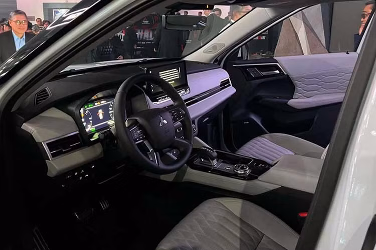 Ngoài ra, mẫu SUV này còn sở hữu màn hình hiển thị thông tin trên kính lái HUD và hệ thống âm thanh Yamaha 8 loa nhằm nâng cao trải nghiệm cho người sử dụng. Những trang bị trên giúp Outlander PHEV trở thành một trong những mẫu xe có hàm lượng công nghệ cao nhất trong danh mục sản phẩm Mitsubishi tại khu vực.