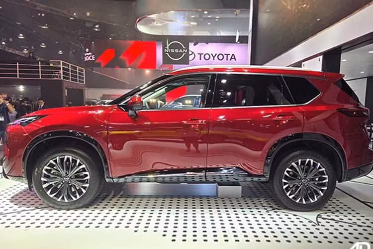 Về ngoại hình, Nissan X-Trail e-Power 2026 vẫn giữ dáng vẻ hiện đại và cứng cáp với chiều dài tổng thể 4.660 mm, rộng 1.840 mm và cao 1.720 mm, chiều dài cơ sở đạt 2.706 mm. So với thế hệ trước, xe được mở rộng nhẹ ở cả chiều dài và chiều rộng, mang lại không gian nội thất rộng rãi hơn cho ba hàng ghế.