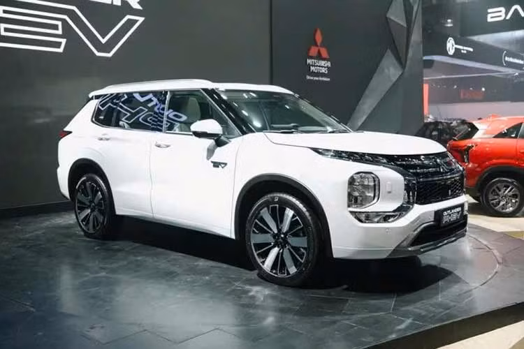 Nhiều chuyên gia cho rằng nếu bắt đầu quá trình chuyển đổi sang các dòng xe xanh tại Việt Nam, Mitsubishi có thể ưu tiên những sản phẩm phổ thông hơn như Xpander HEV hoặc Xforce HEV. Đây là hai mẫu xe đã được giới thiệu tại Thái Lan và có tiềm năng tiếp cận khách hàng Việt Nam lớn hơn nhờ mức giá dễ tiếp cận.