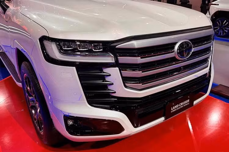 Tổng công suất đạt 457 mã lực cùng mô-men xoắn cực đại 790 Nm, giúp đây trở thành phiên bản Land Cruiser mạnh nhất từng được Toyota sản xuất. Sức mạnh được truyền xuống bốn bánh thông qua hộp số tự động 10 cấp.