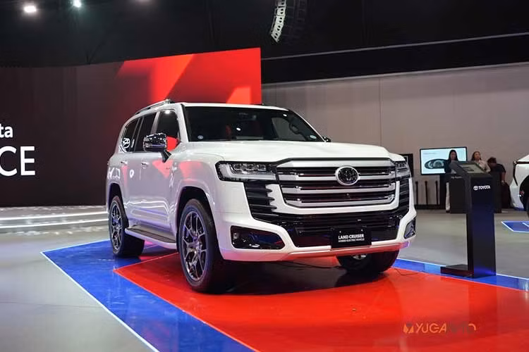 Mẫu xe SUV Toyota Land Cruiser Hybrid 2026 mới vừa chính thức ra mắt tại Triển lãm Ô tô Quốc tế Philippines (PIMS) 2026. Đây là một trong những thị trường đầu tiên tại Đông Nam Á đón nhận biến thể điện hóa của mẫu SUV đầu bảng này. Mức giá công bố là 6,93 triệu peso (quy đổi khoảng 2,96 tỷ đồng).