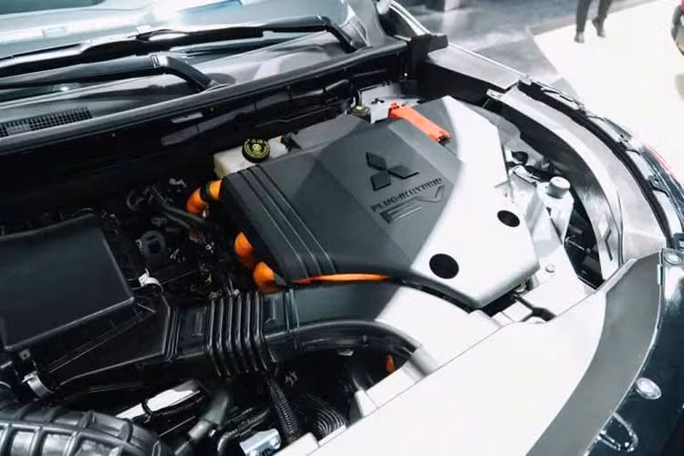 Theo công bố của Mitsubishi, xe có thể vận hành thuần điện khoảng 100 km sau mỗi lần sạc đầy, phù hợp với nhu cầu đi làm hoặc di chuyển trong đô thị. Xe được trang bị tới 7 chế độ lái gồm Eco, Normal, Tarmac, Snow, Mud, Gravel và Power. Các chế độ này cho phép xe thích nghi với nhiều điều kiện mặt đường khác nhau, từ đường nhựa, đường sỏi cho đến bùn lầy hoặc tuyết.