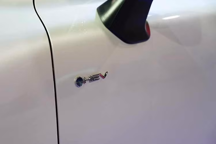 Điểm đáng chú ý nhất của mẫu xe SUV Toyota Land Cruiser hybrid nằm ở hệ truyền động mới. Xe sử dụng động cơ xăng V6 tăng áp kép 3.5L kết hợp mô-tơ điện, tương tự cấu hình đang xuất hiện trên Lexus LX 700h.