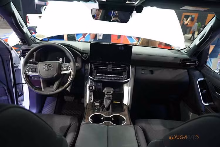 Ngoài việc bổ sung hệ truyền động hybrid, Toyota cũng tinh chỉnh một số chi tiết ngoại thất nhằm tạo điểm nhấn cho phiên bản mới. Xe được trang bị bộ bodykit khí động học mới cùng các chi tiết trang trí màu đen bóng. Logo "HEV" được bổ sung ở cửa cốp và bên hông xe.