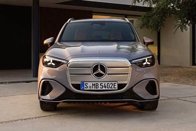 Mẫu xe SUV thuần điện Mercedes-Benz GLC EV 2026 được phát triển dựa trên nền tảng xe điện riêng, không dùng chung với bản động cơ xăng nhưng vẫn giữ kiểu dáng quen mắt. Xe sở hữu ngôn ngữ thiết kế đặc trưng của Mercedes-Benz, với lưới tản nhiệt kiểu retro tích hợp 942 đèn LED nhỏ. Đèn pha micro-LED kết hợp dải đèn ban ngày tạo hình logo Mercedes-Benz.