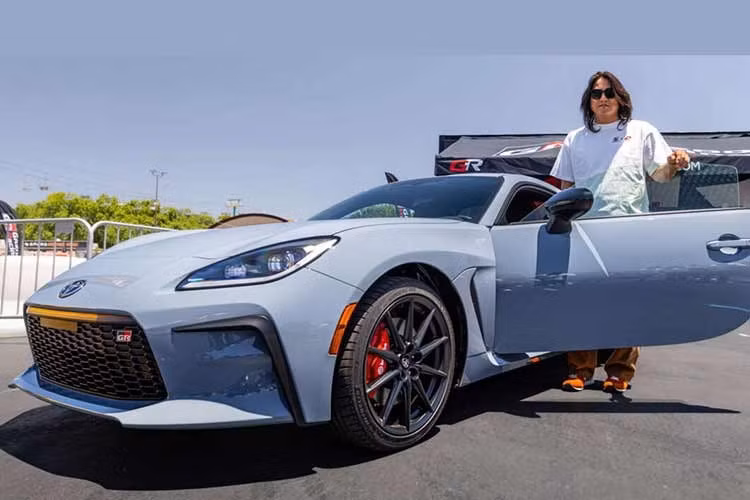 Đáng chú ý, Sung Kang - nam diễn viên nổi tiếng với series phim "Fast and Furious" cũng tham gia sự kiện này và chụp ảnh cùng chiếc Toyota GR86 2027 màu xám Thunder Gray mới. Điều này không có gì lạ vì Sung Kang vốn được biết đến như một gương mặt đại diện nổi bật của văn hóa chơi xe JDM và thường xuyên hợp tác với Toyota.