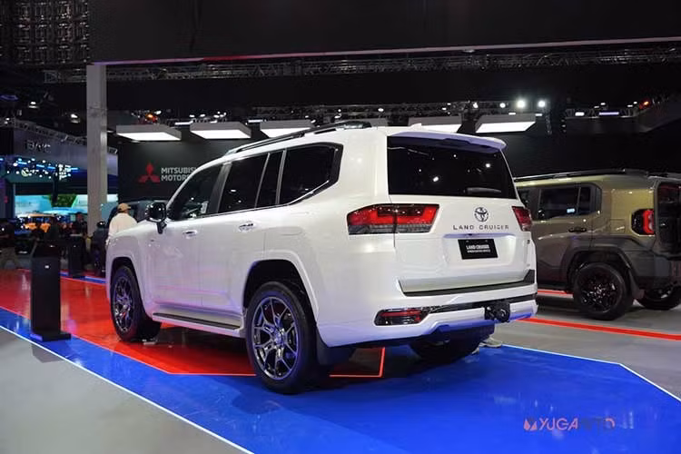 Tại thị trường Philippines, Toyota Land Cruiser còn được mở bán phiên bản động cơ dầu V6 3.3L tăng áp kép, có mức giá thấp hơn đáng kể là 5,758 triệu peso (quy đổi 2,46 tỷ đồng). Về ngoại hình, Land Cruiser Hybrid 2026 sở hữu thiết kế tổng thể gần như nguyên bản của LC300 tiêu chuẩn, nhưng khoang động cơ được nâng cấp toàn diện.