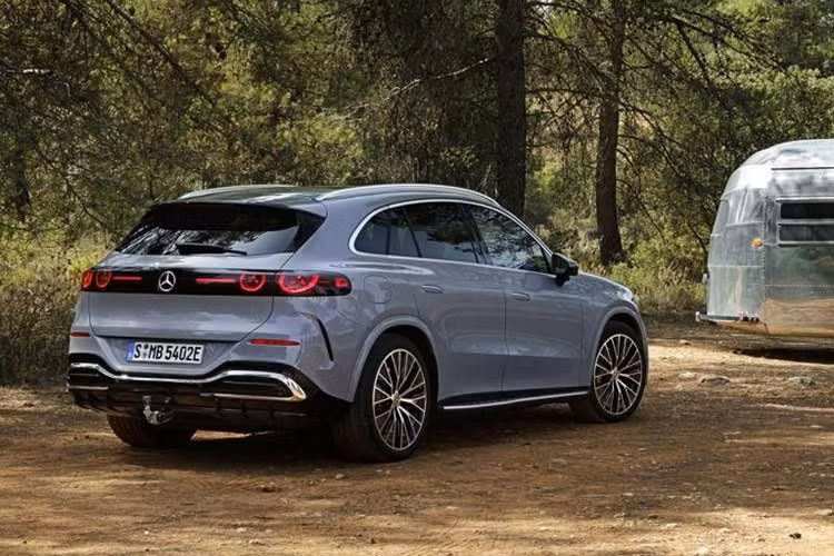 Ngoài ra, khoang hành lý phía sau có dung tích 570 lít, có thể mở rộng lên 1.740 lít. Theo Mercedes-Benz, GLC EV có chiều dài 4.845mm (dài hơn 84mm), chiều rộng 1.913 mm (rộng hơn 29mm), chiều cao 1.644mm (cao hơn 20mm) và chiều dài cơ sở 2.972mm (dài hơn 99mm).