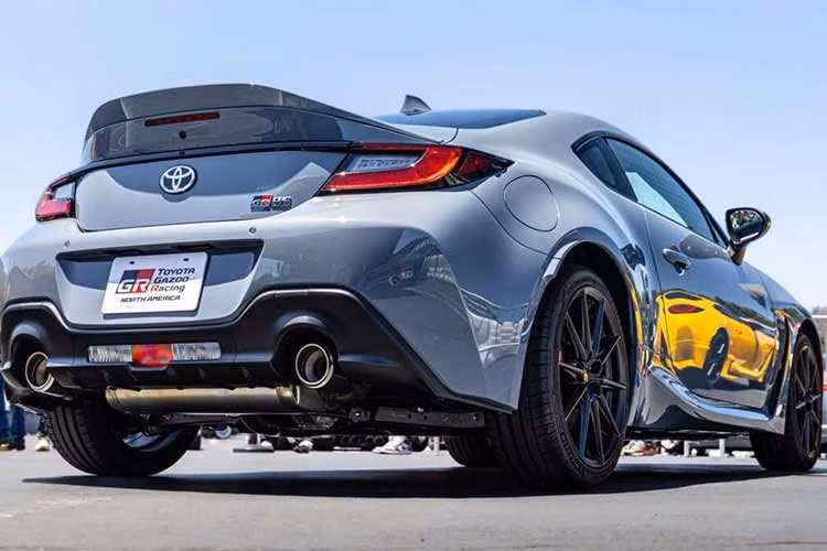 Ngoài ra, Toyota GR86 2027 còn có một thay đổi đáng chú ý khác là hệ thống camera âm thanh nổi nhằm phục vụ các tính năng hỗ trợ lái nâng cao (ADAS). Hệ thống này hiện có phạm vi nhận diện gần như gấp đôi trước đây, giúp cải thiện khả năng phát hiện phương tiện phía trước khi sử dụng hệ thống kiểm soát hành trình. Bên cạnh đó, xe còn được bổ sung một camera đơn nhằm hỗ trợ phát hiện các vật thể ở gần tại giao lộ.