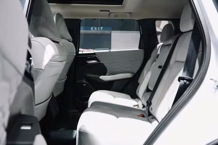 Sức mạnh được truyền tới cả bốn bánh thông qua hệ dẫn động Super All-Wheel Control (S-AWC), công nghệ nổi tiếng của Mitsubishi nhằm tối ưu độ bám đường và khả năng kiểm soát xe trong nhiều điều kiện vận hành khác nhau. Bên cạnh khả năng vận hành mạnh mẽ, Outlander PHEV còn được phát triển để đáp ứng nhu cầu di chuyển hằng ngày bằng năng lượng điện.