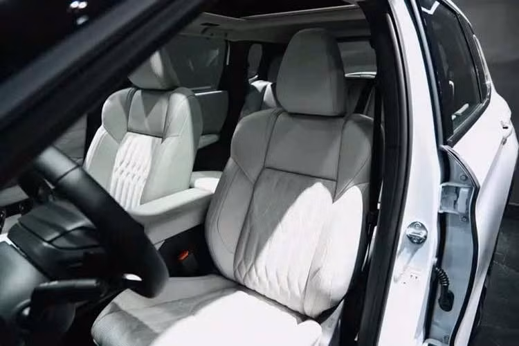 Điểm đáng chú ý nhất trên Outlander PHEV nằm dưới nắp ca-pô. Xe sở hữu hệ truyền động plug-in hybrid là sự kết hợp giữa động cơ xăng 2.4L và hai mô-tơ điện. Tổng công suất hệ thống đạt 302 mã lực, trong khi mô-men xoắn cực đại ở mức 450 Nm.