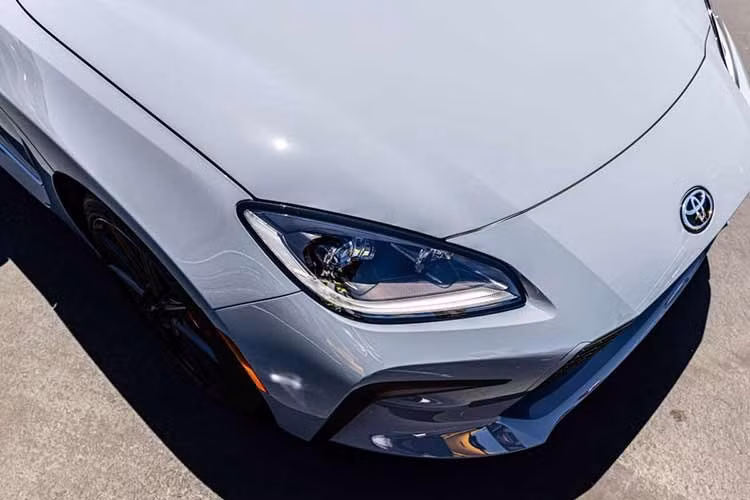 Đúng như dự đoán của nhiều người, Toyota GR86 2027 không có bất kỳ thay đổi nào về hệ truyền động. Xe tiếp tục sử dụng động cơ xăng Boxer 4 xi-lanh, hút khí tự nhiên, dung tích 2.4L, sản sinh công suất tối đa 228 mã lực và mô-men xoắn cực đại 249 Nm. Sức mạnh được truyền tới bánh sau thông qua vi sai chống trượt hạn chế Torsen, kết hợp với hộp số sàn 6 cấp hoặc hộp số tự động 6 cấp.