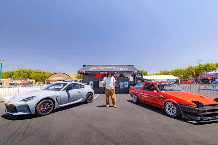 Tại sự kiện FuelFest năm nay diễn ra ở Pleasanton, bang California, Mỹ, những người yêu thích xe Nhật Bản JDM thuộc cộng đồng “Taste of Tokyo” đã được chứng kiến màn ra mắt của Toyota GR86 2027. Đây là lễ hội thường niên nhằm tôn vinh văn hóa xe hơi, trình diễn drift thực tế, âm nhạc và nghệ thuật.