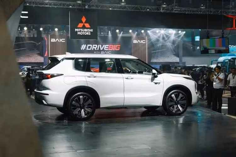 Mitsubishi dự kiến bắt đầu bán Outlander PHEV tại Philippines từ tháng 8/2026. Giá bán chính thức hiện vẫn chưa được công bố. Trong khi đó, khả năng mẫu xe này xuất hiện tại Việt Nam vẫn còn là dấu hỏi. Hiện danh mục sản phẩm Mitsubishi tại Việt Nam chưa có bất kỳ mẫu xe HEV hay PHEV nào, dù xu hướng điện hóa đang ngày càng rõ nét trong khu vực.