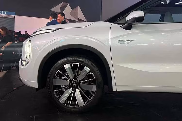 Nhìn tổng thể, Mẫu xe SUV Mitsubishi Outlander PHEV thế hệ mới vừa ra mắt tại thị trường Đông Nam Á này vẫn giữ phong cách thiết kế thực dụng quen thuộc của thương hiệu Mitsubishi, đồng thời được bổ sung các chi tiết hiện đại nhằm phù hợp với xu hướng điện hóa.