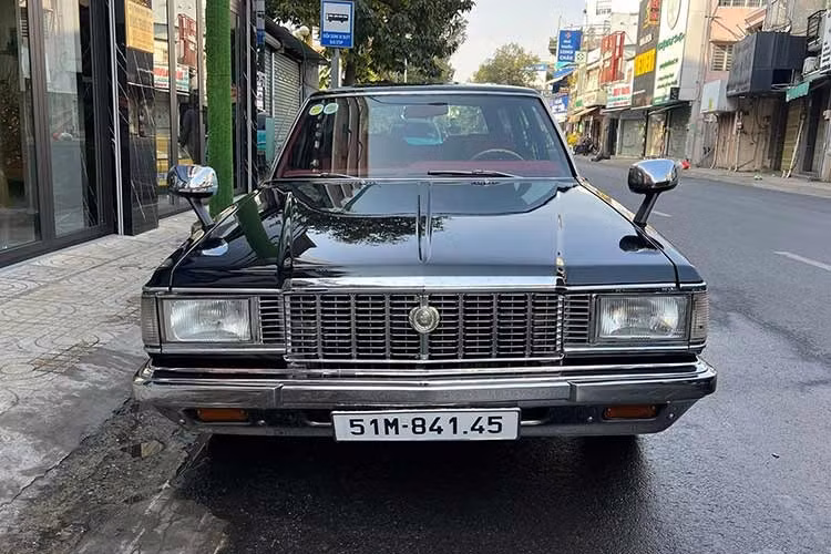 Xe cũng được trang bị tủ lạnh mini gắn phía sau được làm mát bởi hệ thống điều hòa không khí riêng biệt cho hàng ghế sau. Động cơ diesel tăng áp 2.4 lít xuất hiện vào tháng 8/1982, cũng là trang bị cho chiếc Toyota Crown Wagon của ông Vũ.