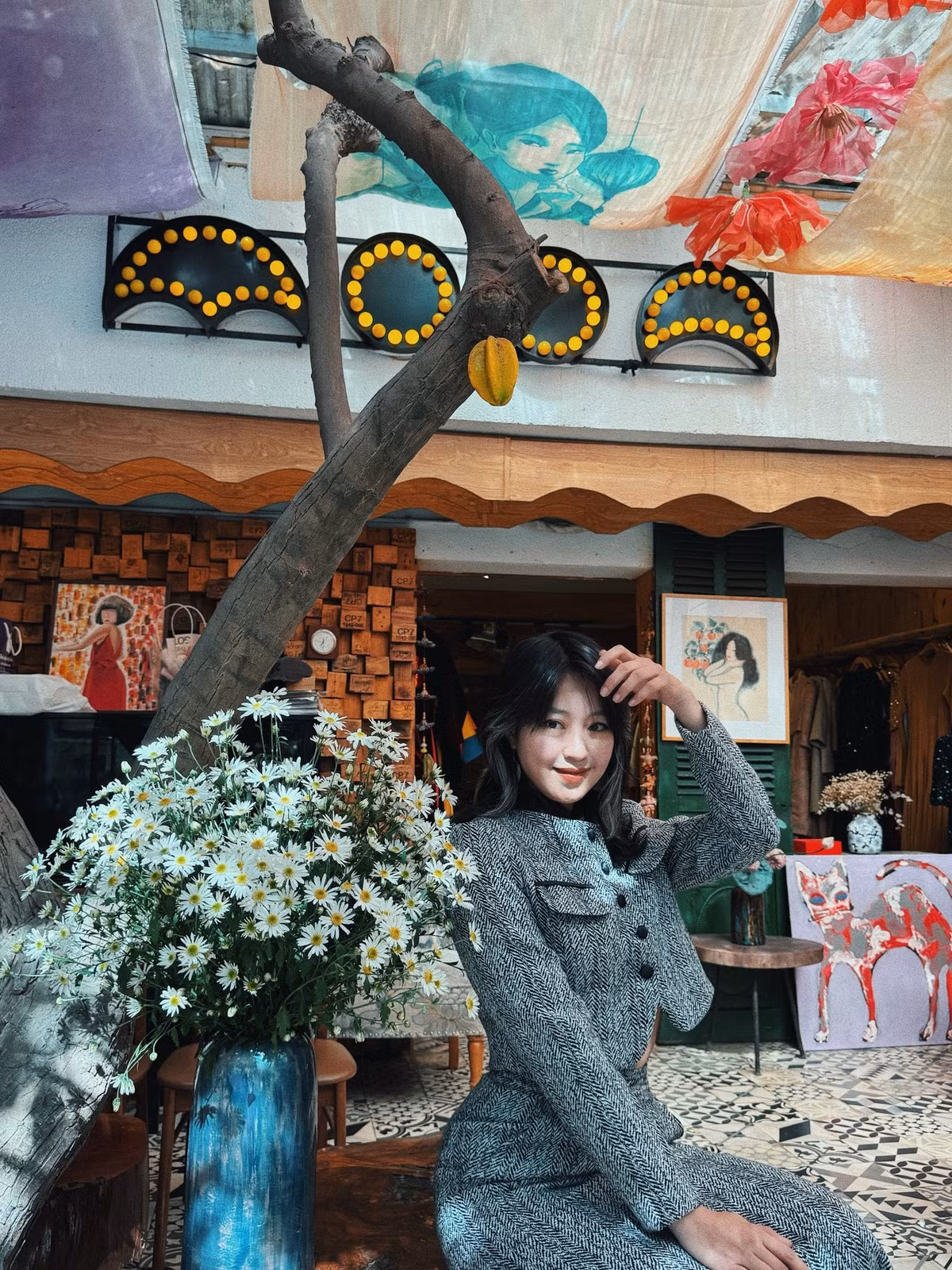 Giữa không gian nghệ thuật ngập tràn sắc màu và ánh sáng mềm mại, cựu hot girl Mi Vân khiến người hâm mộ không khỏi xuýt xoa khi khoe vẻ đẹp dịu dàng, đằm thắm bên những đóa cúc họa mi đang vào mùa rộ nở.