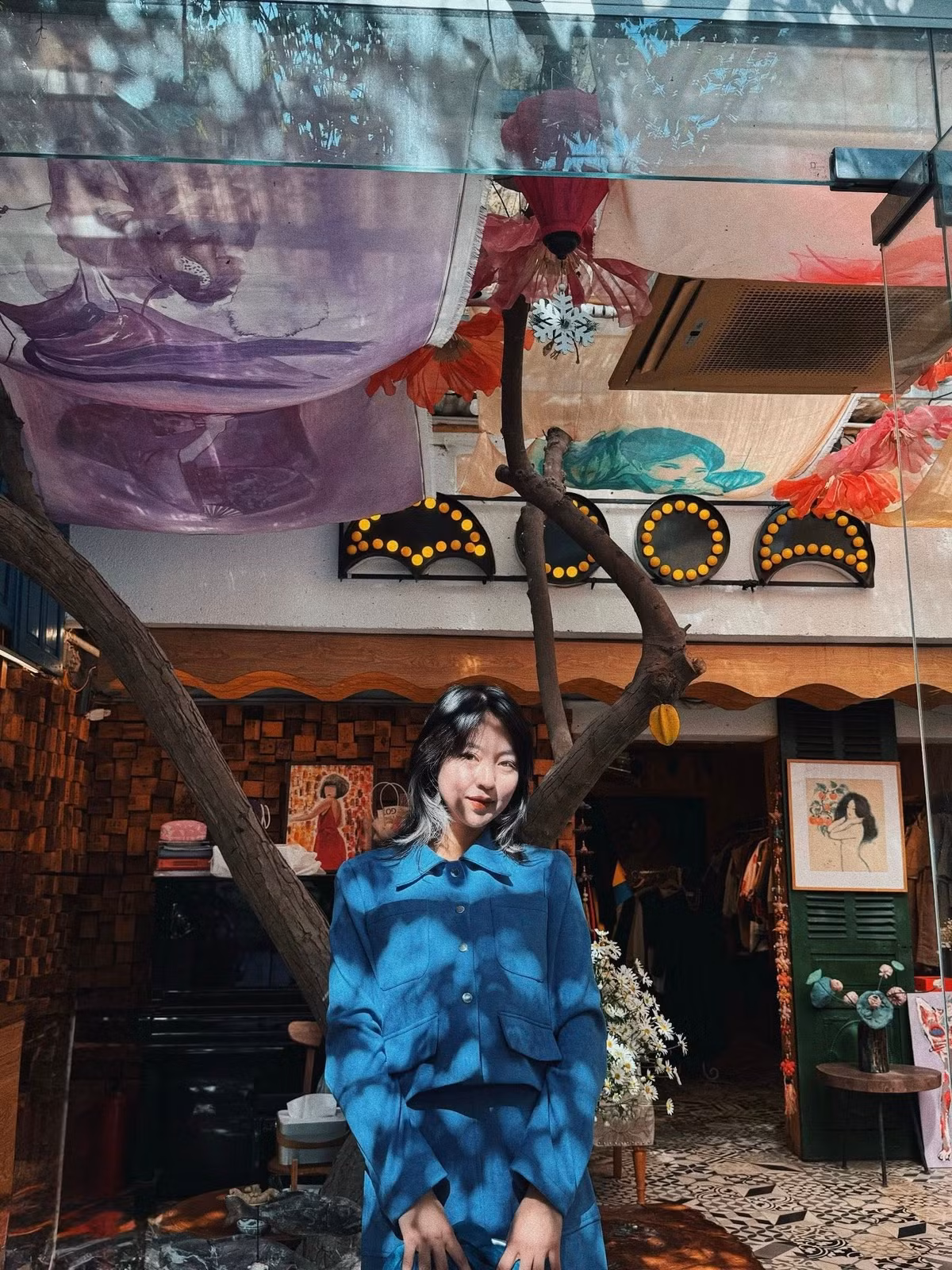 Sự kết hợp giữa nhan sắc của nàng hot girl và loài hoa biểu tượng của mùa đông Hà Nội khiến người xem liên tưởng đến hình ảnh thiếu nữ dịu dàng, bình yên giữa nhịp sống hối hả.