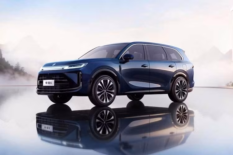 Sự hợp tác giữa SGMW và Huawei đã dẫn tới chi nhánh Baojun Huajing mới, và liên doanh này đã chính thức giới thiệu mẫu xe chủ lực đầu tiên mang tên Baojun Huajing S PHEV 2026 mới. Đây là một chiếc SUV 6 chỗ ngồi dựa trên nền tảng Huawei Qiankun.