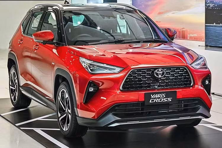 Tại Việt Nam, Toyota Yaris Cross được giới thiệu từ tháng 9/2023 với hai phiên bản V và HEV, trong đó vẫn còn tùy chọn động cơ xăng. Giá bán hiện nằm trong khoảng 650 - 765 triệu đồng. Với việc phiên bản 2026 đã ra mắt tại Thái Lan, khả năng mẫu xe này sớm được đưa về Việt Nam là hoàn toàn có cơ sở.