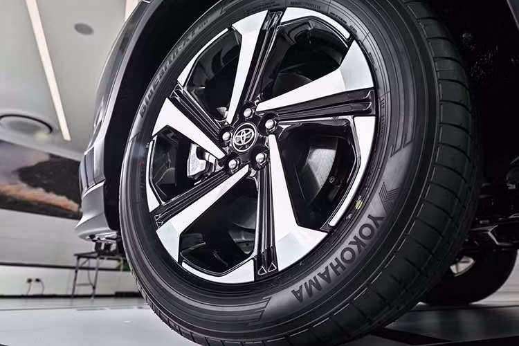 Xe vẫn sở hữu lưới tản nhiệt với thiết kế không có nhiều thay đổi, ốp cản trước và sau màu đen, mâm hợp kim 18 inch hai màu dạng 5 chấu, gương chiếu hậu, viền đèn sương mù, viền cửa sổ, giá nóc và cánh gió sau đều được sơn đồng bộ.