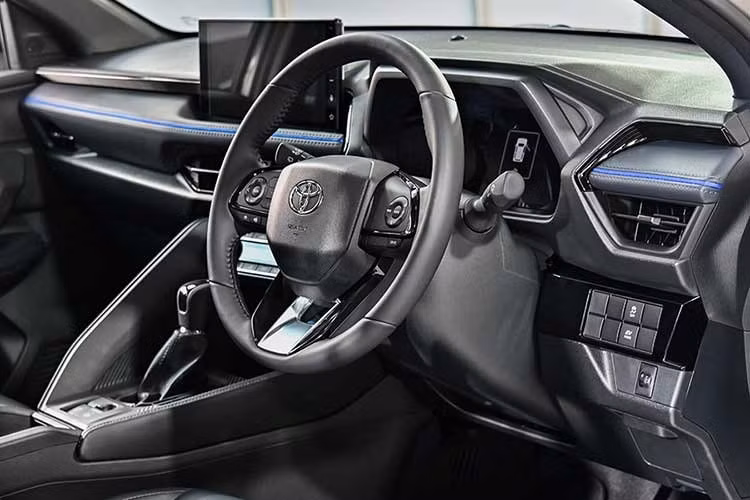 Không gian nội thất cũng đi theo triết lý tương tự. Toyota không chạy theo xu hướng "phô diễn công nghệ" bằng các màn hình cỡ lớn hay giao diện phức tạp, mà tập trung vào bố cục hợp lý, dễ sử dụng và phù hợp với nhiều nhóm khách hàng khác nhau.